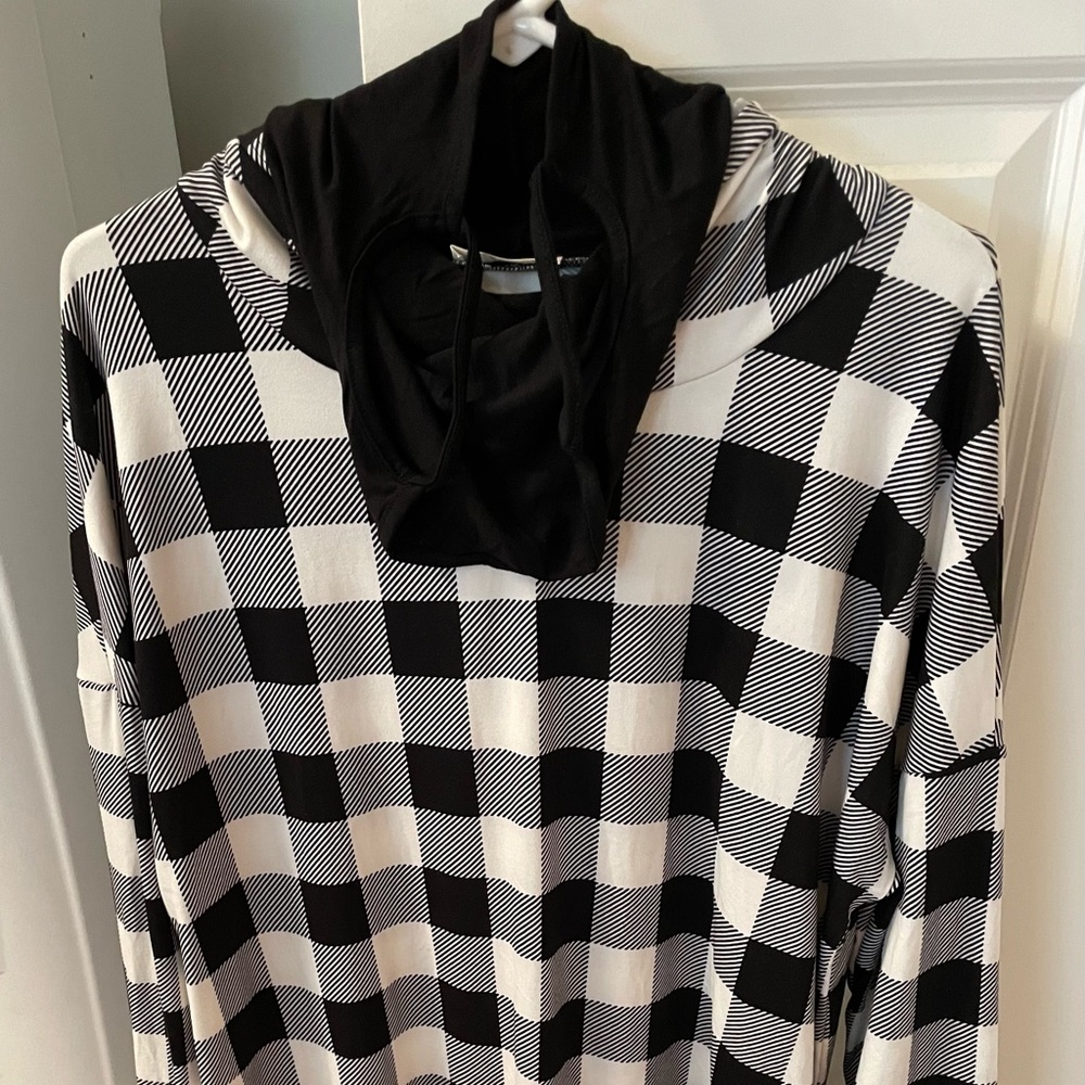 104. NWOT Blumin B&W Plaid Hoodie with black discreet face mask attached! Sz 1XL